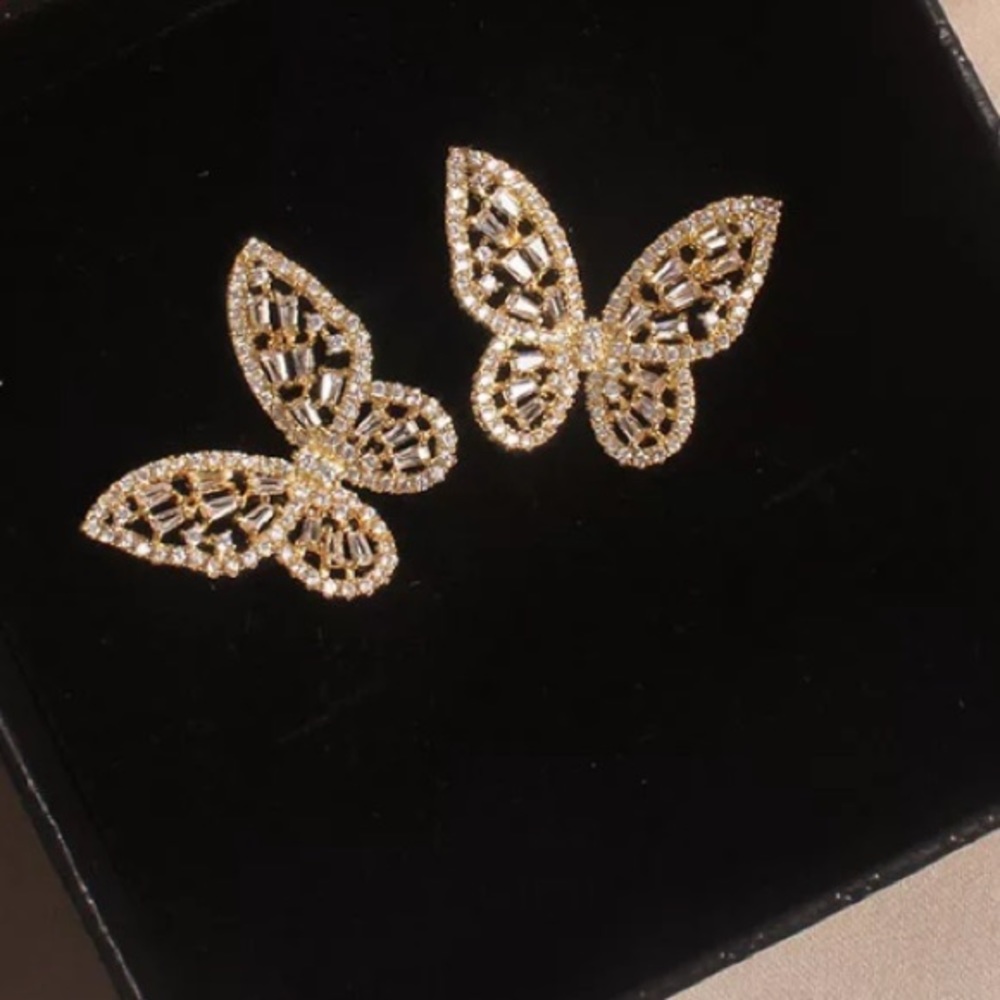 🌟 Gold Tone  Crystals Butterfly 🦋 Earrings